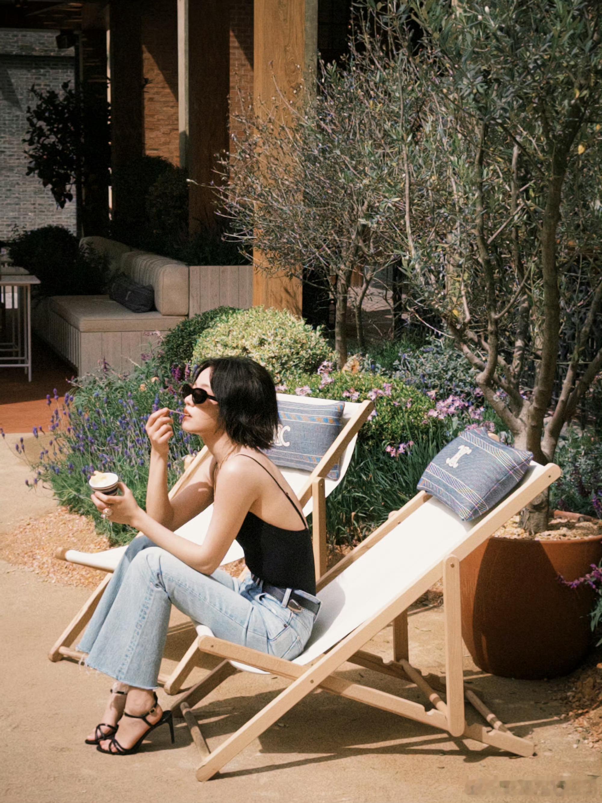 17岁出道，24岁拿下金鸡影后，人生真的是过于顺风顺水了，不仅有电视剧的代表作《