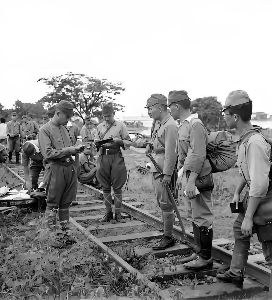 1945年，侵华日军缴械投降的老照片：侵略者放下武器的一刻
 
这一组珍贵的黑白