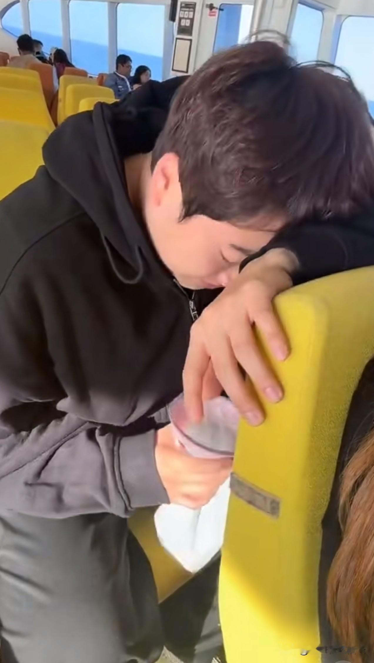 不敢信，梁靖崑居然会晕船呕吐。
一直觉得他能折腾，体能好，大心脏。
看到他在澳洲