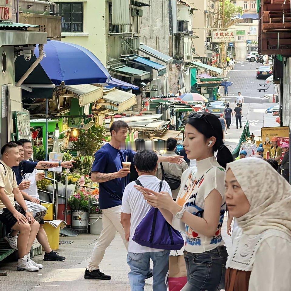 在香港意外拍到的漂亮妹妹回家看照片，突然发现好几个镜头里都有同一个小姐姐 