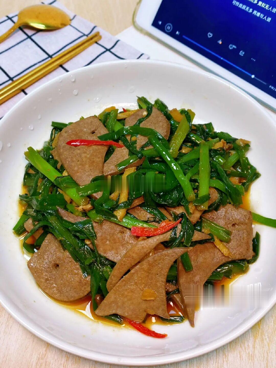 女生看过来，这道下饭菜，常吃气色好眼睛明亮