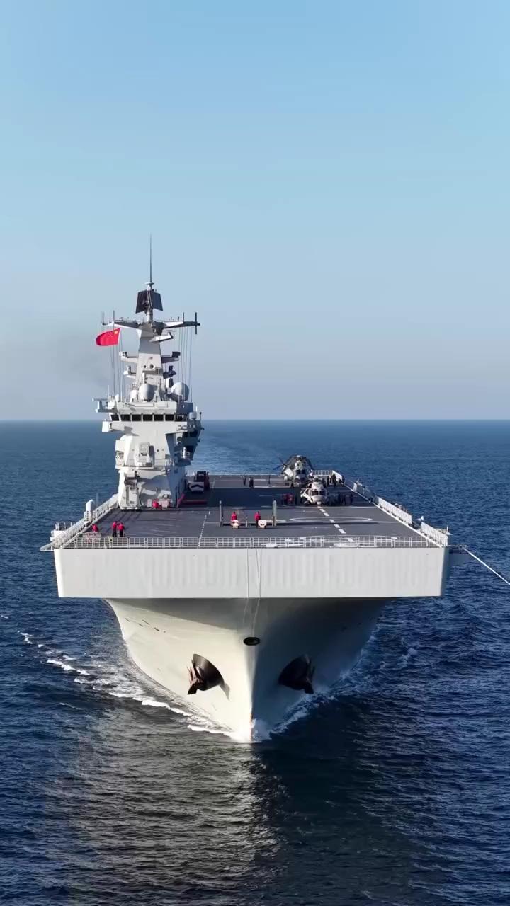 075型湖北舰正面照片，排水量4万吨级，采用大平板甲板，虽然没有电磁弹射器但不影