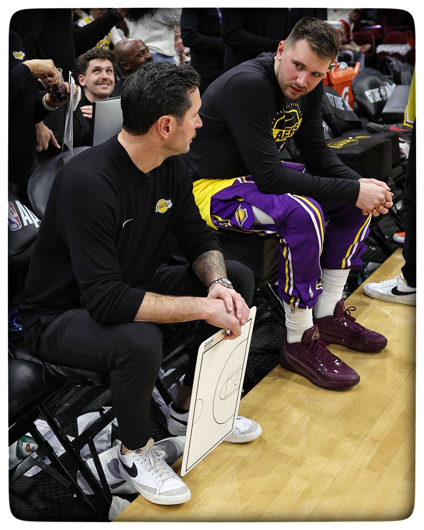 图1.八村拍更衣室欢迎回家灯牌图2.东契奇给球迷在老詹球衣上签名图3.雷迪克和东