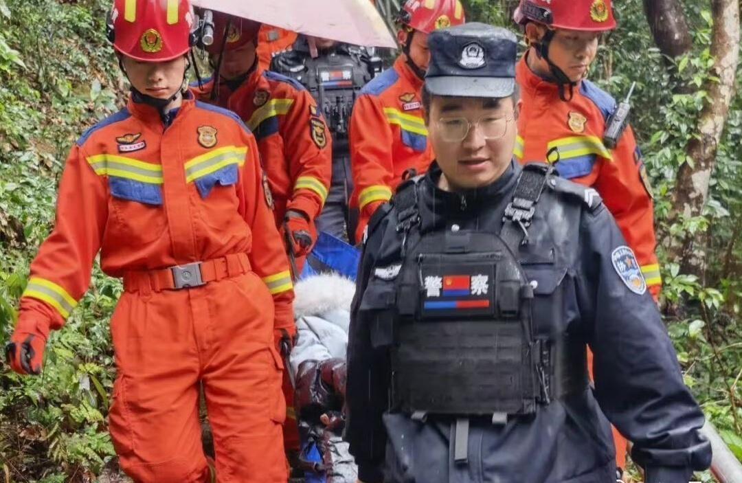 机智少年冲冲冲台州警民接力暖心救援两起意外化险为夷危急时刻总有警察守护！爬山遇险