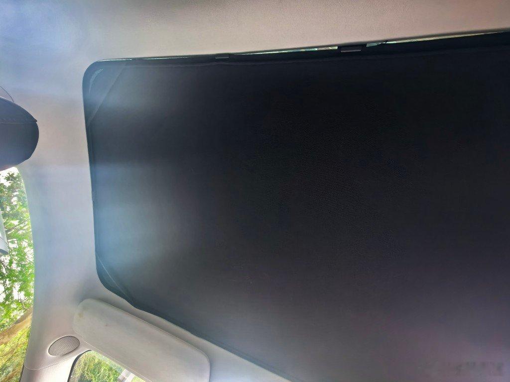 特斯拉上这个遮光板，从买车回来装上去就没卸下来要啥天幕，给个金属顶，价格再降10