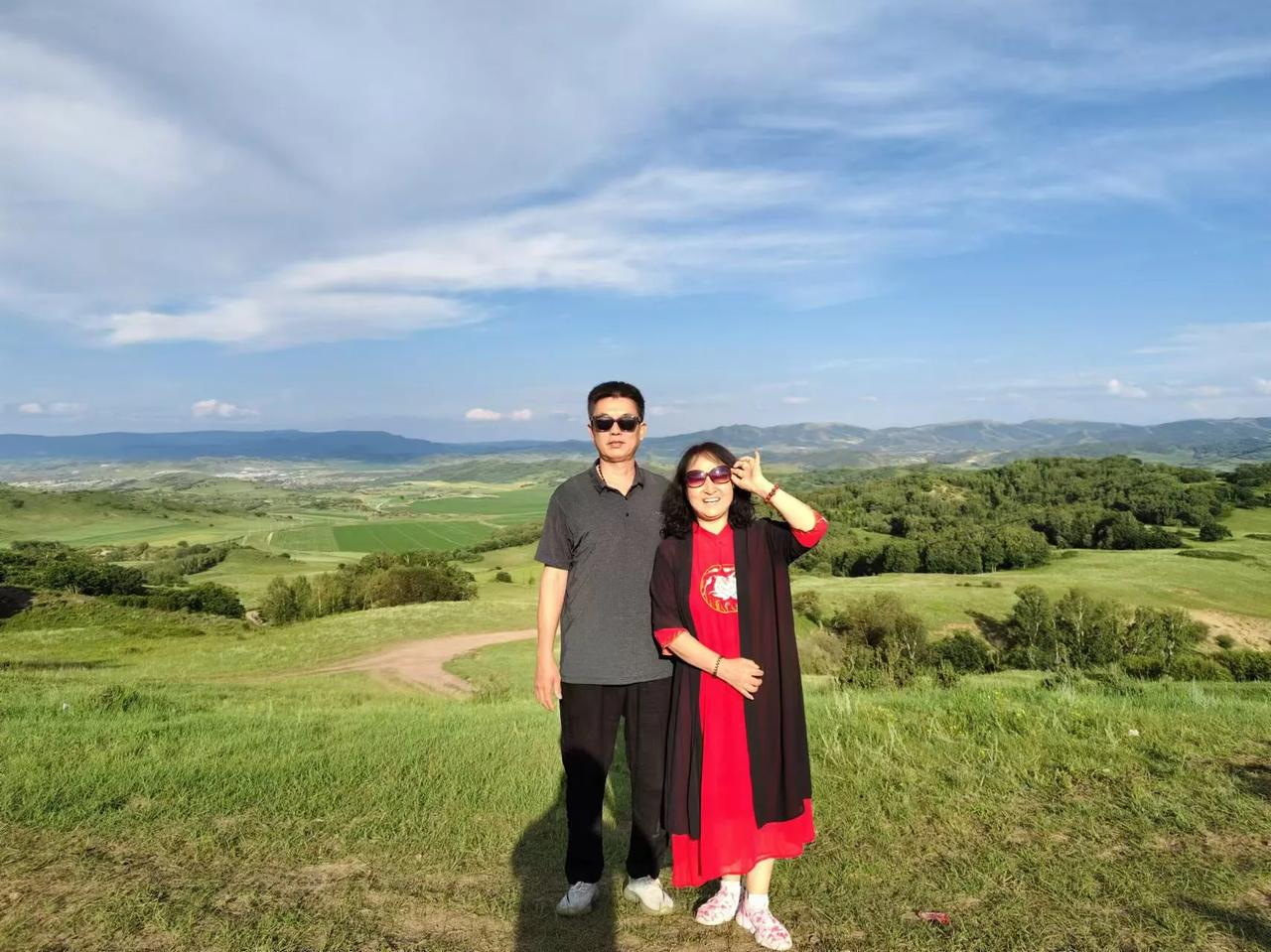 蒙古草原之旅
夫妻二人踏上了向往已久的蒙古草原之旅。

当那片广袤无垠的草原映入