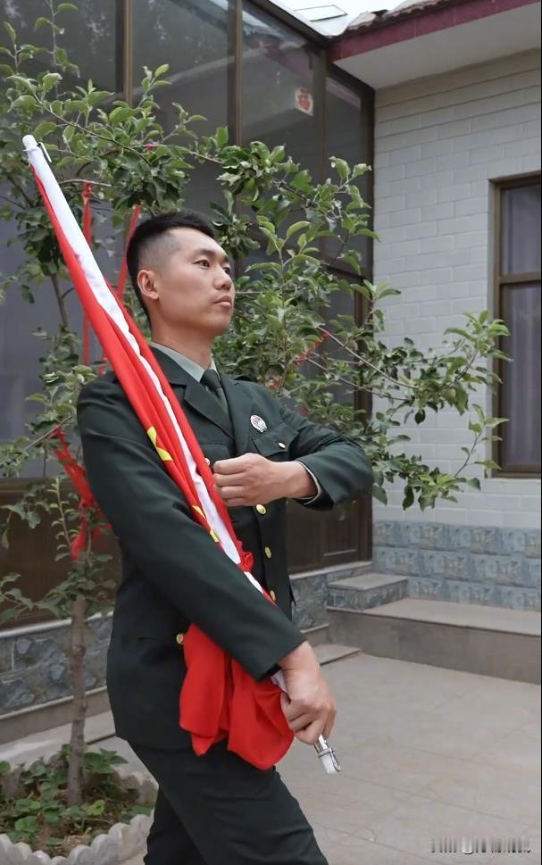 近日，许多网友表示，原国旗手张自轩退役后，已过 30 岁却不工作，成天只晓得在家