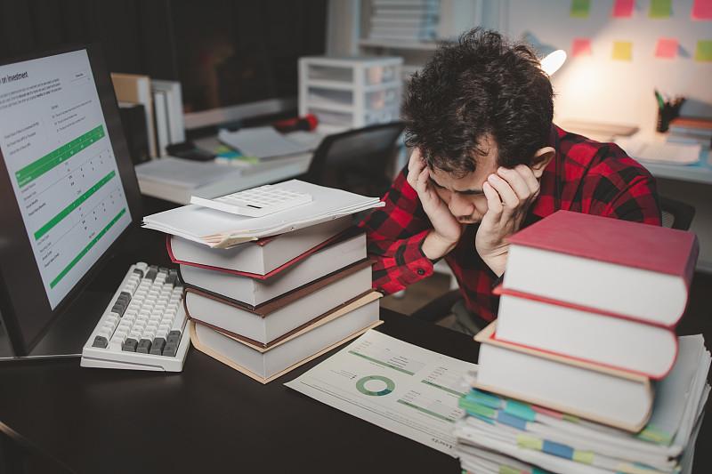 什么是做账、审计、报税?
       刚创业开公司时，小李连做账、审计、报税三