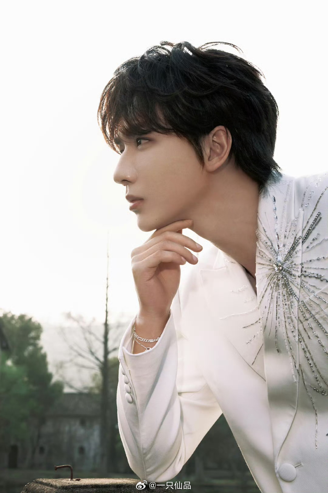 李宏毅这完美的下颌线好迷人啊线条清晰、紧致。带着一丝不羁的英气，一眼万年