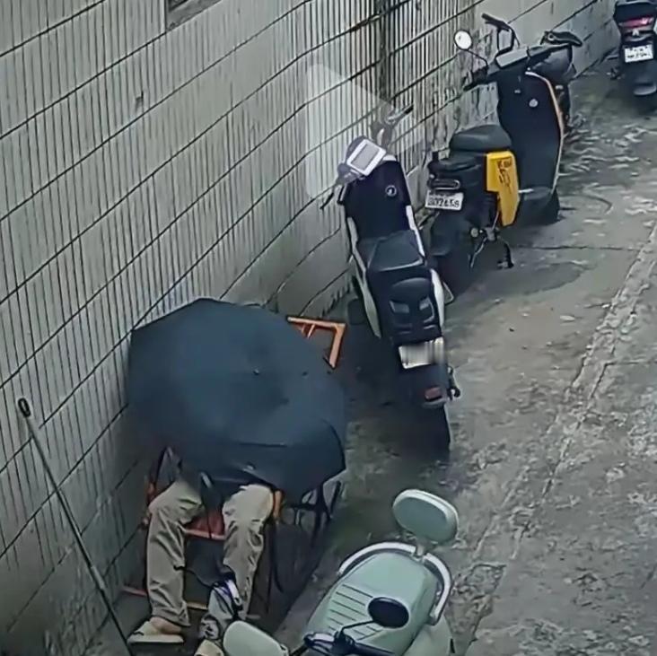 5月16号那天飘着小雨，一名男子打伞走在路上突然难受，没喊人也没晃悠，安安静静坐
