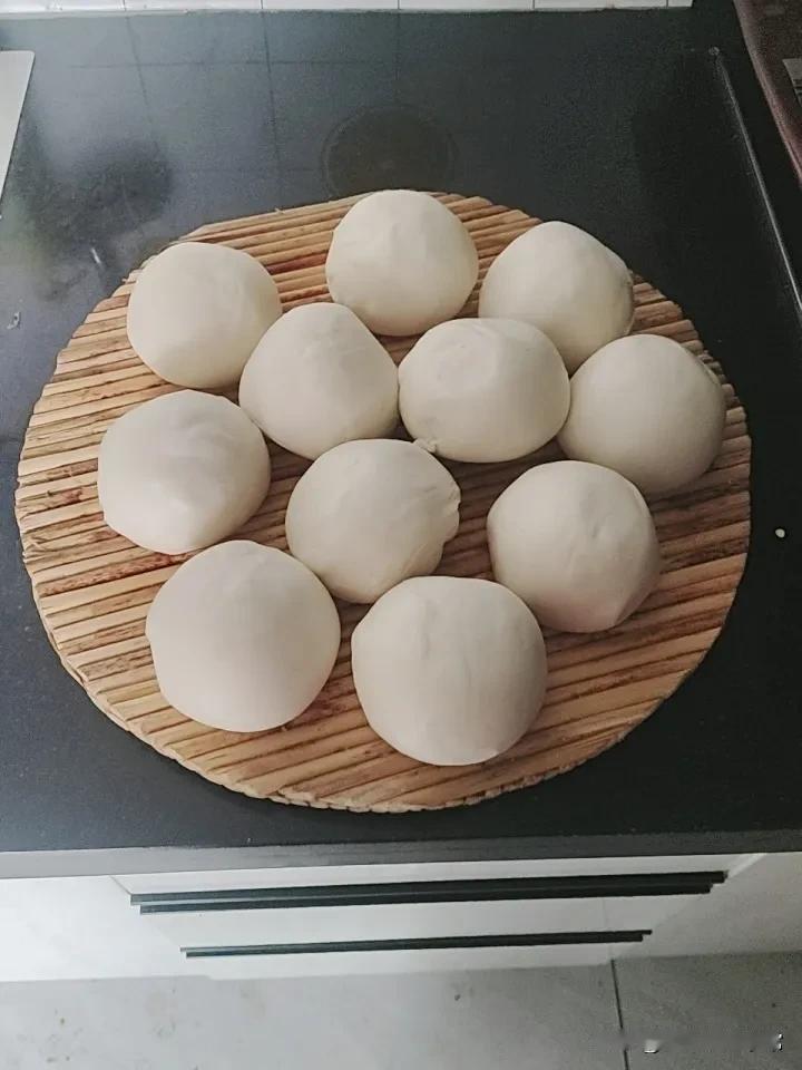 暑假期间，女儿每天的膳食就成了我的大问题大工程。女儿吃饭挑三拣四，不喜欢吃的东西