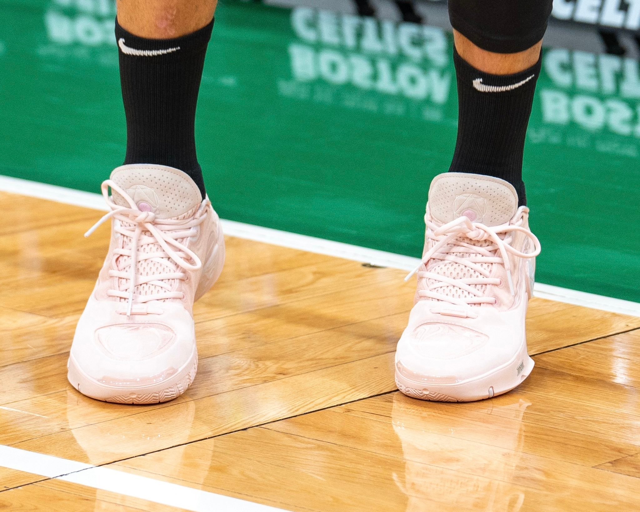 粉色的WOW12蛮好看的好消息是库里有望月底复出大概率还会乱穿鞋一段时间Curr