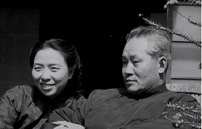 1951 年，孙立人脱了衣服上床睡觉，习惯性地搂住老婆，却发现手感不对劲，他一怔