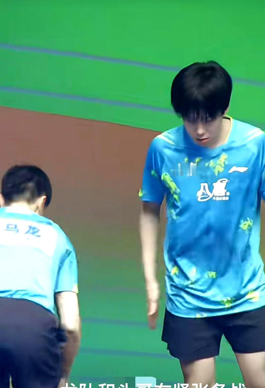 马龙八年恋爱，娶了陪他熬过低谷的姑娘，俩娃在场边喊“爸爸加油”。
王楚钦和孙颖莎