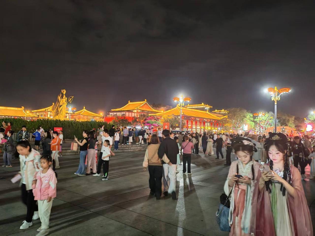 春光明媚，
微风轻拂，
趁现在，
一起出发吧，
追寻你的梦想吧。

五一出游，请