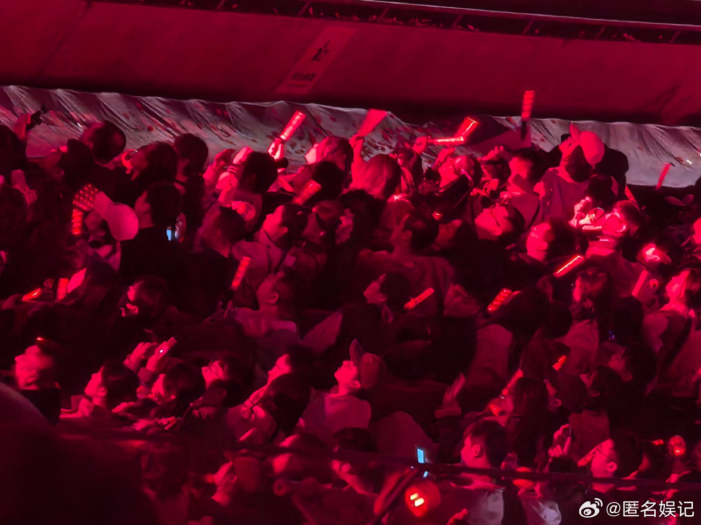 张杰张杰鸟巢上座率 这就是张杰的魅力！鸟巢开唱直接坐满，荧光海焊死场馆，太震撼了