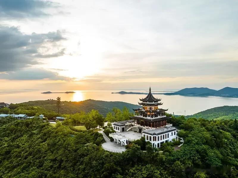再到太湖寻幽梦，一首小诗酒流觞《七律   太湖幽梦》
太湖钓月酒流觞，浩渺烟波入