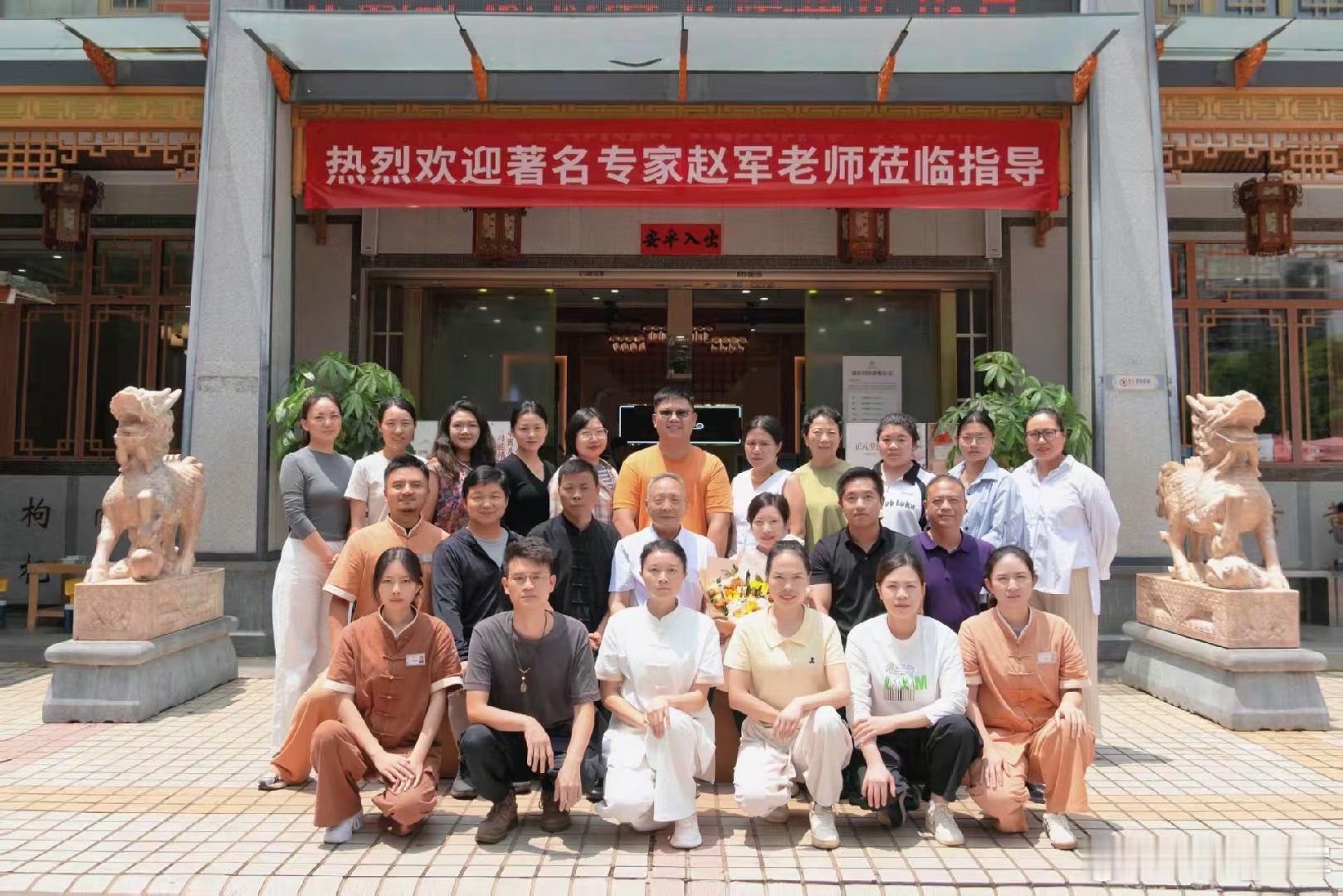 《四季小儿防病推拿月历》。这份月历将“天人相应”的中医哲学化为日常可操作的指南，
