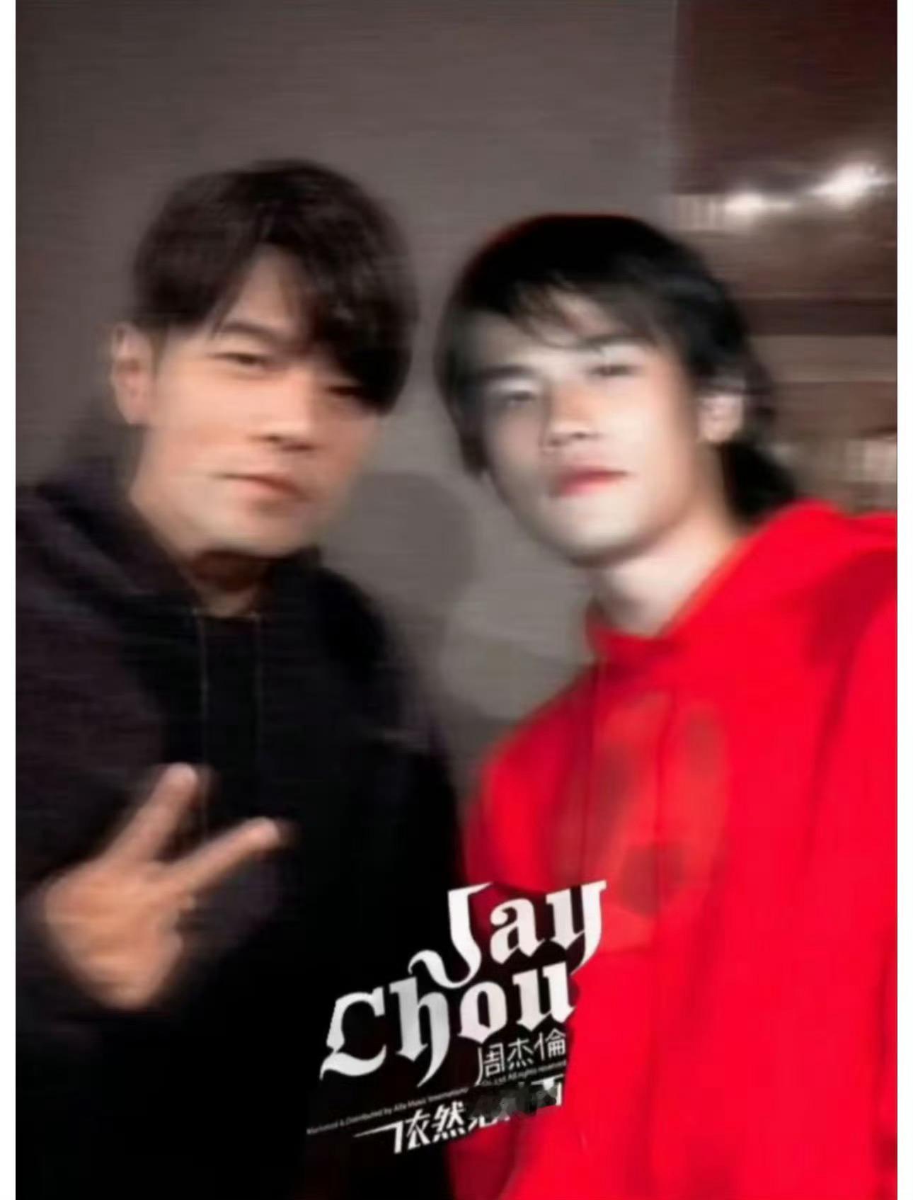 跟二十年前的自己合影 