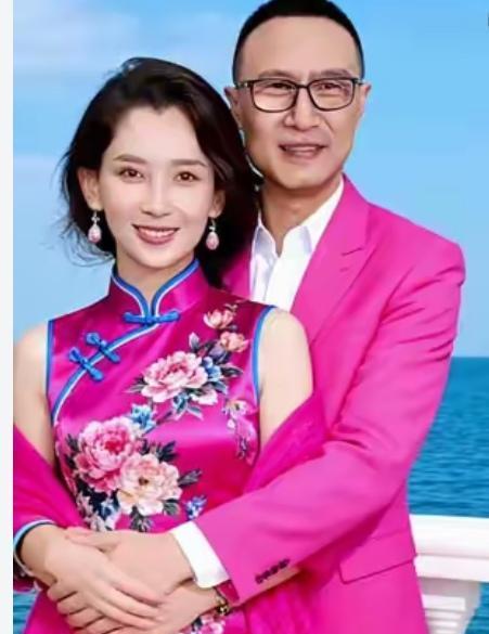 汪峰50岁了，还能让全场万人跟着吼《春天里》。
不是靠滤镜，不是靠伴奏，是真嗓子