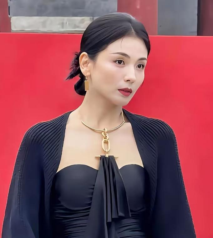 著名影星刘涛未满50岁，就有点老态龙钟了，甚至显得有点呆萌，她还曾被誉为“国民贤