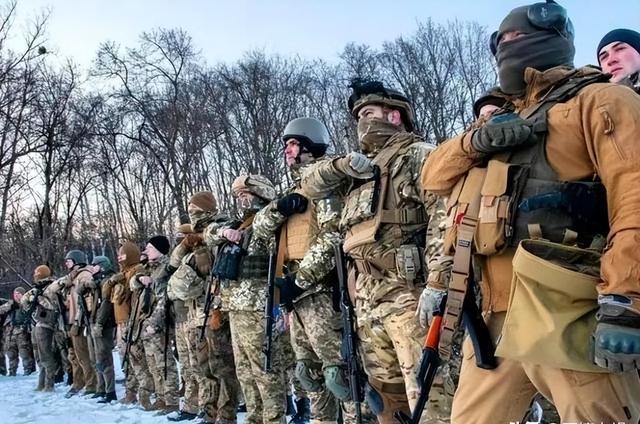 为什么俄罗斯放着几十万的正规军不用，却大量使用雇佣兵？其实俄罗斯不是放着几十万正