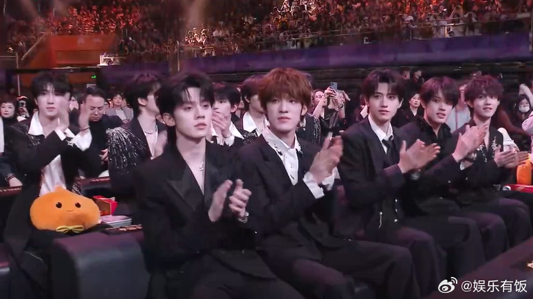 【2025微博之夜盛典】TOP和TFING给时代少年团鼓掌 师弟们为师兄鼓掌！ 