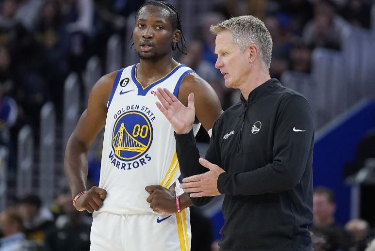 ESPN名记Anthony Slater撰文报道了库明加与勇士决裂的内幕。Sla