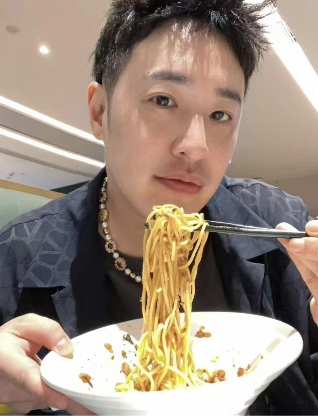 潘玮柏经纪人666还有第二关笑发财了，潘玮柏经纪人也是没招了，毕竟这样的美食节目