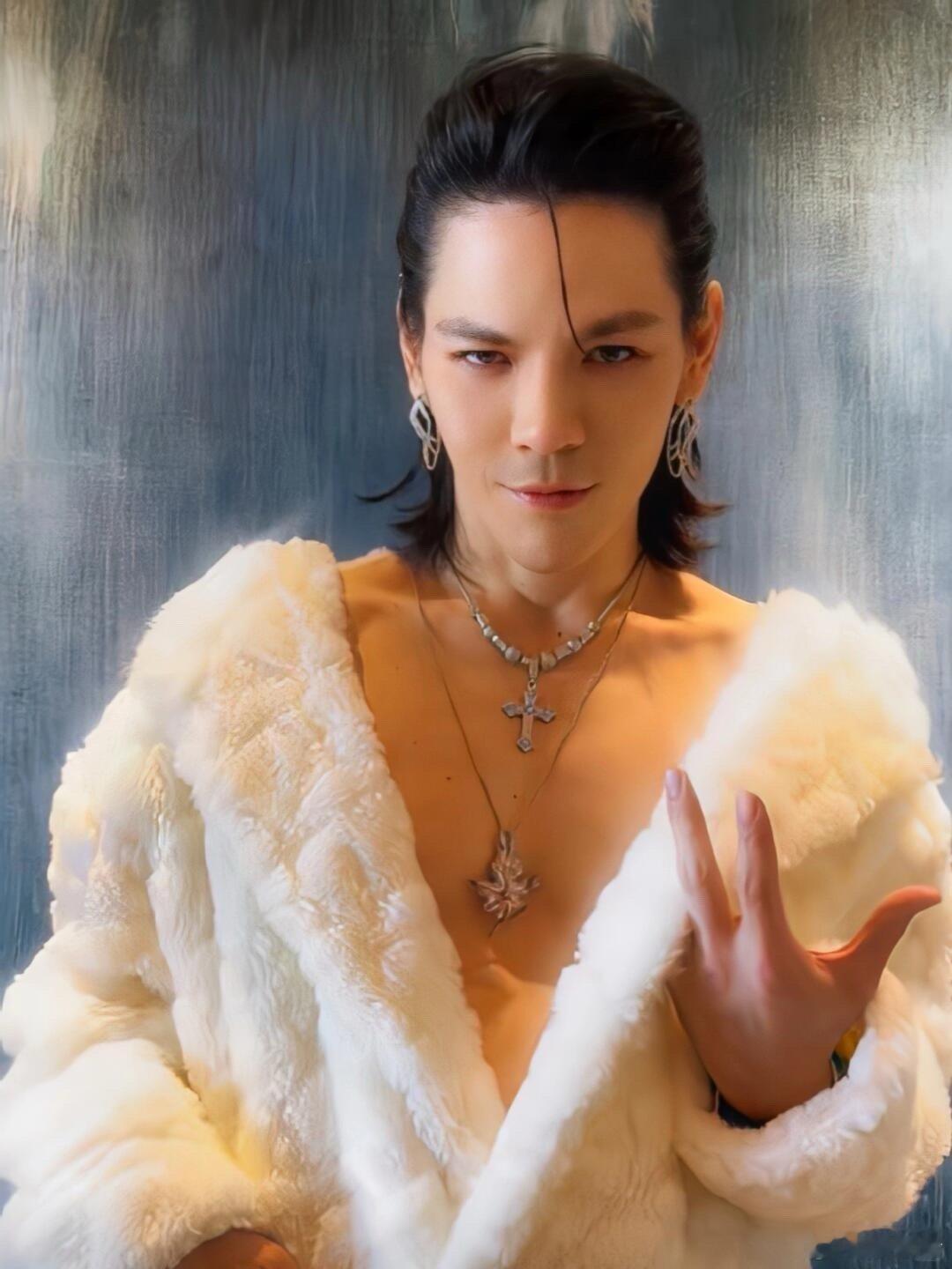 向佐不会再扮女装 在时光的长河中，向佐勇敢地做出了改变。告别女装争议，如同挣脱旧