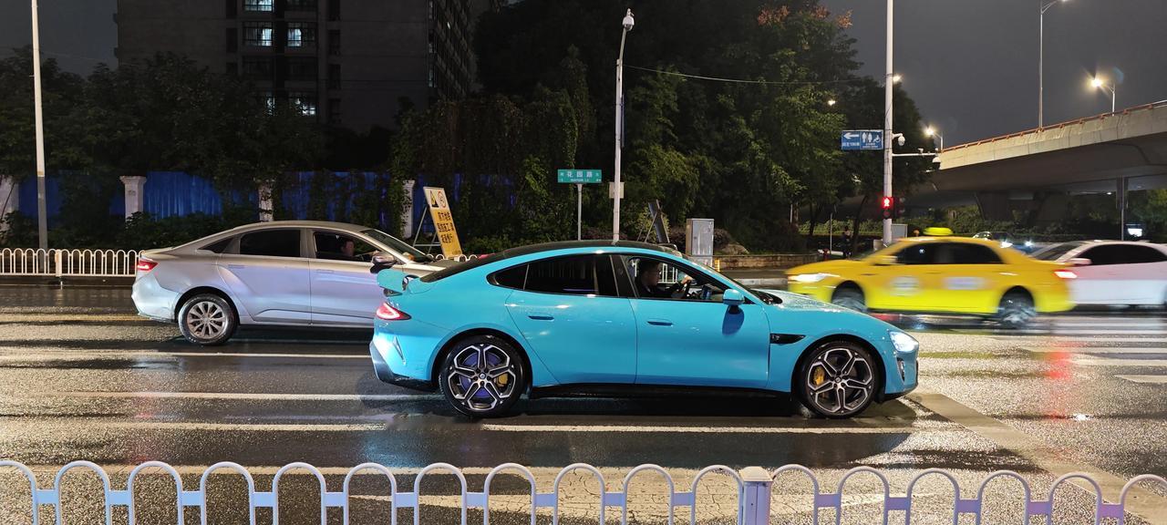 回家路上看见一辆好像小米SU7的电动汽车
#小米su7# #想买小米车吗？# #