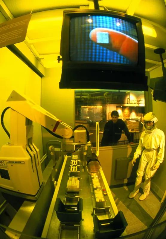 一方面，他们需吸引全球顶尖的科研人才。这些人才拥有深厚的专业知识和丰富的实践经验