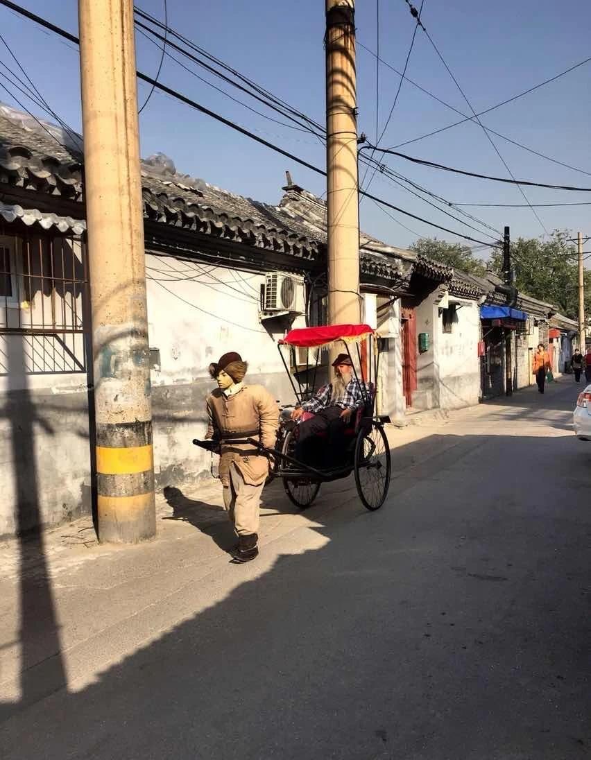 比AI更AI的纯手搓拉车机械人，牛了大AC！
坐标：北京，西城，后海
说解：在鼓