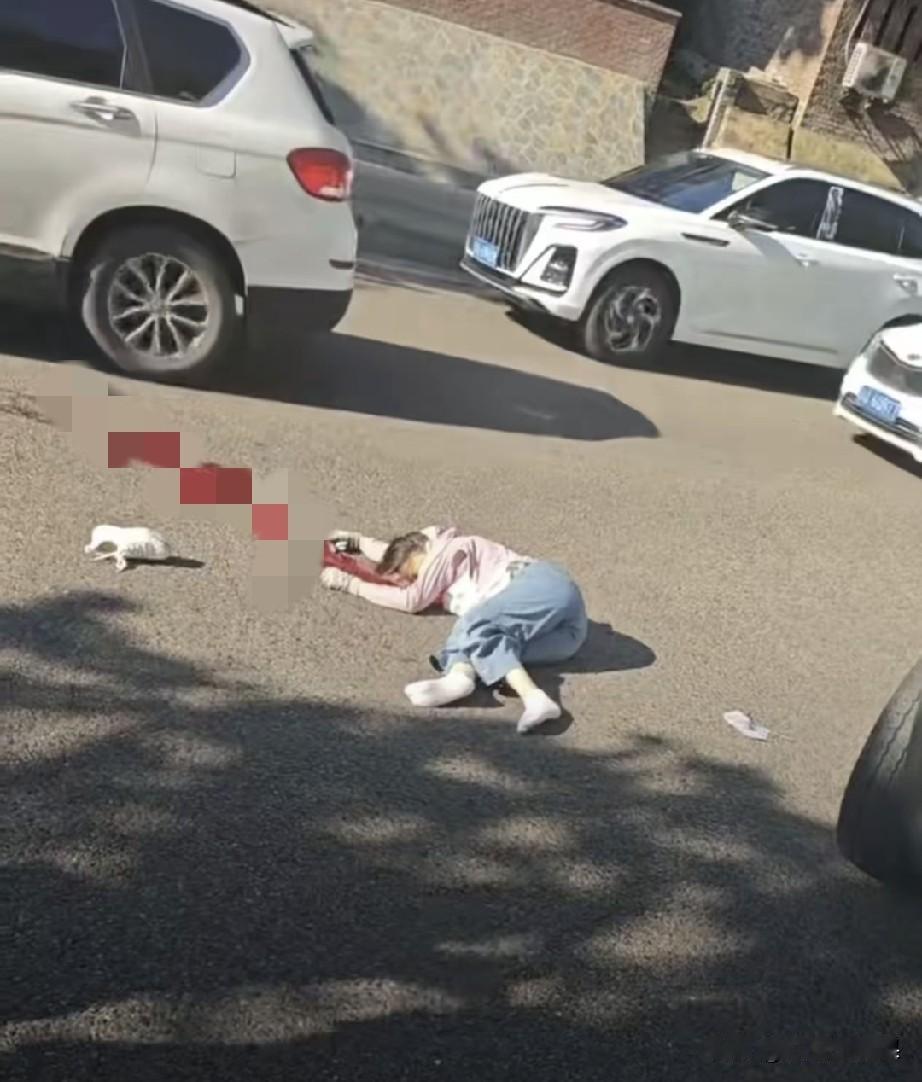鞋子都掉了，这名女子基本上扑街了。

在马路上骑车、行走一定要多注意观察啊！确认