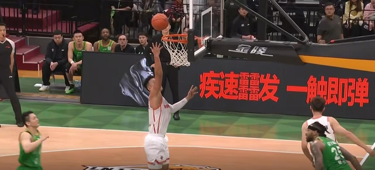 1月19日晚这场深圳队和辽宁队的比赛太精彩了！辽宁队的处境十分不利，需要更新血液