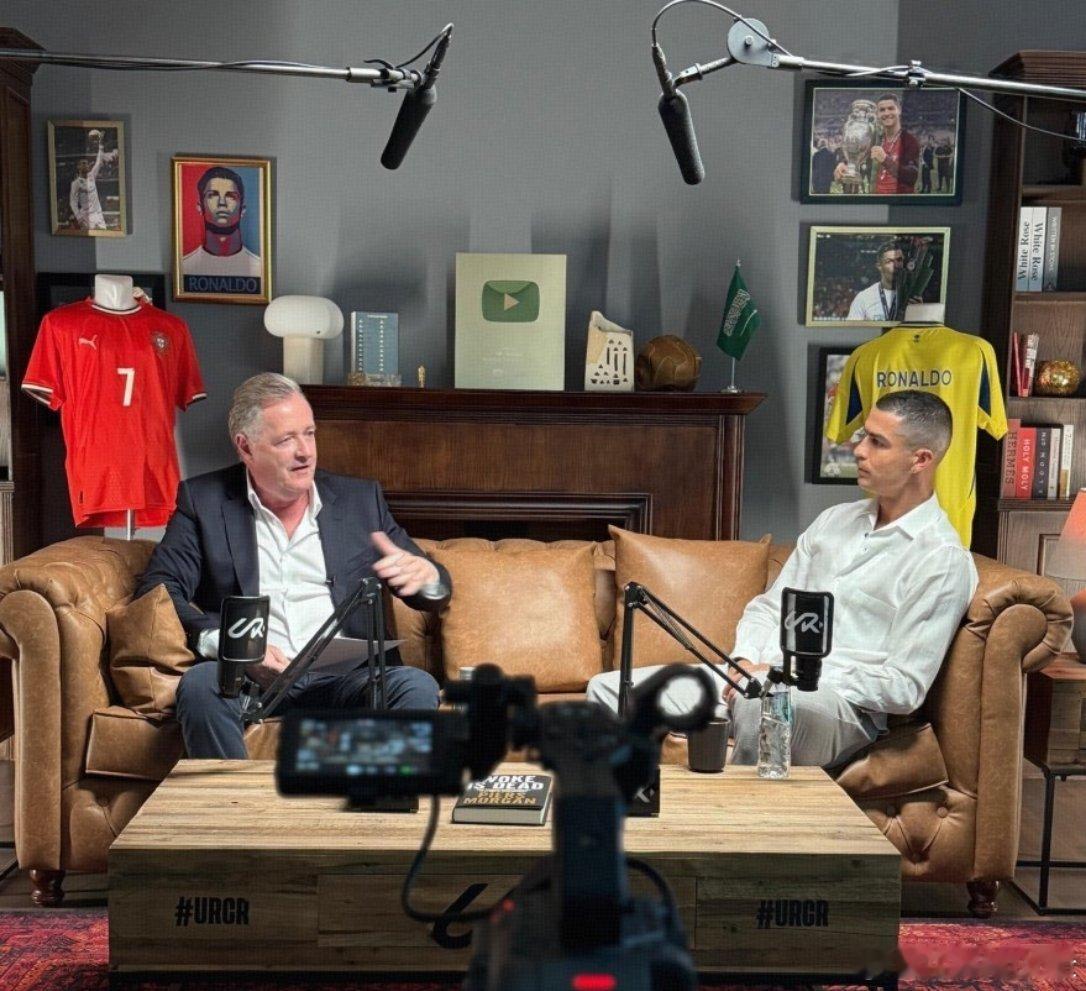 C罗[超话] 整合一下摩根采访（上半场），方便指路 谈曼联： 谈退役和对家人的陪