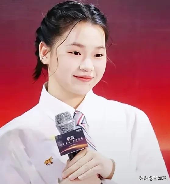 全红婵这次上海街拍的造型真的萌翻了！以往她留着短发，像个干练的假小子，这次从发根