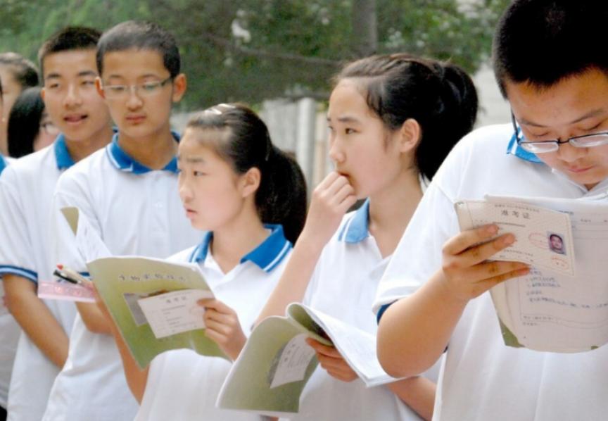 和青春期孩子相处：陪伴是标配，共情是高配，那么顶配是什么
在青春期的迷雾中，我们