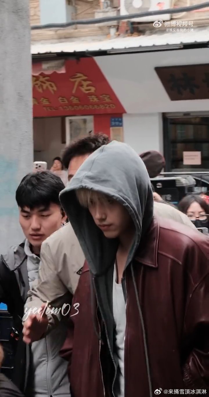 陈飞宇染回金发陈飞宇见春天金发路透 不错 