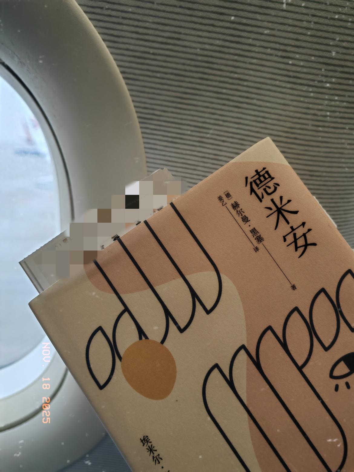 在飞机上读书的感觉很好，因为那会儿我被囚禁在时间之河中，阅读就是最好的选择。两三