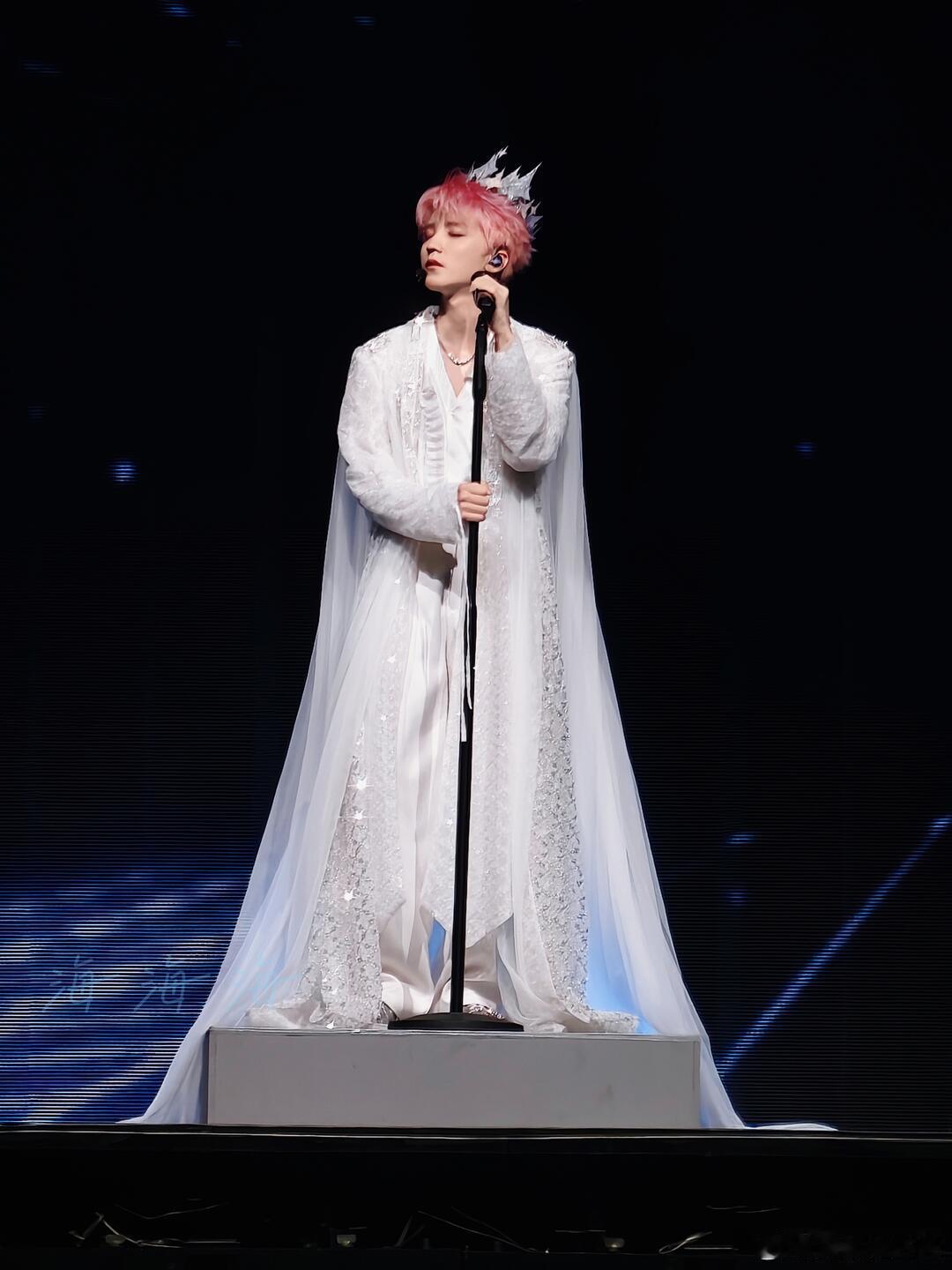 王俊凯王子来的 王俊凯广州场演唱会完全是王子来的！好帅！！ 