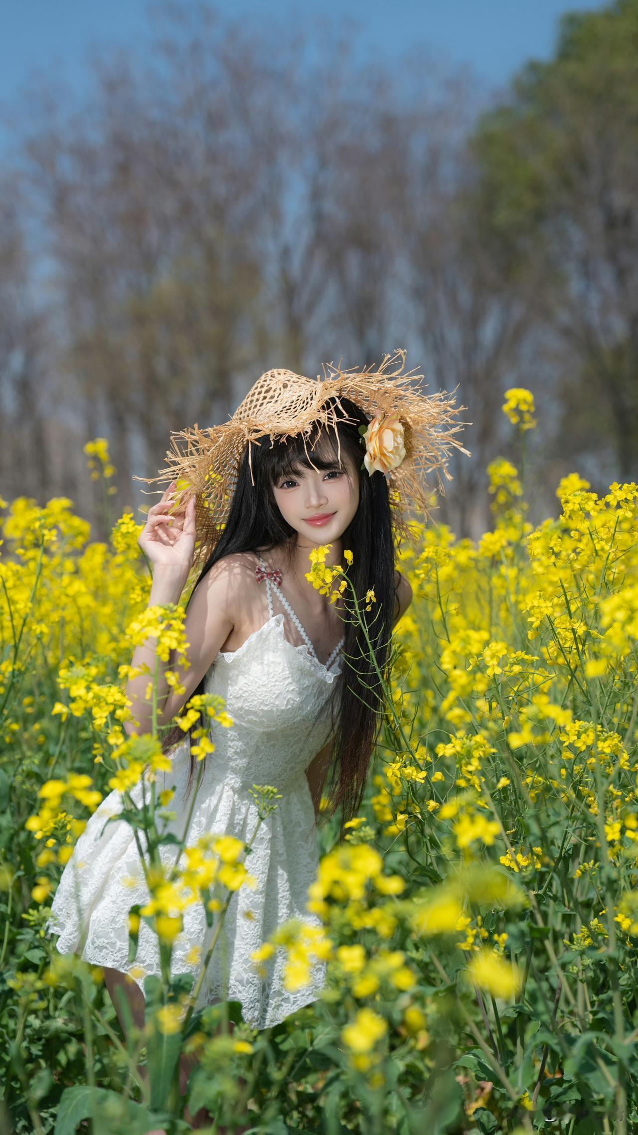 花间美人笑，春意满芳菲。