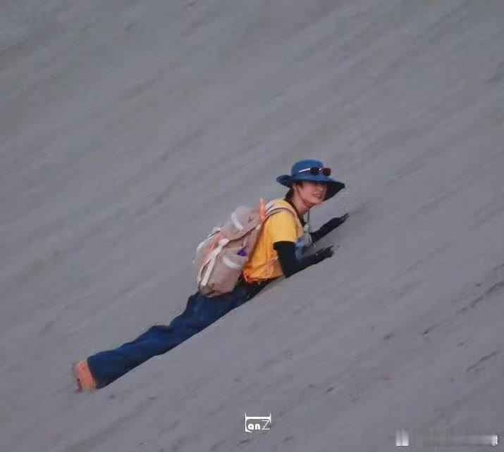 李宇春辛芷蕾高叶倪妮四脚爬坡向野的我们向野的我们来沙漠拉练了 哪是来旅游的，明明