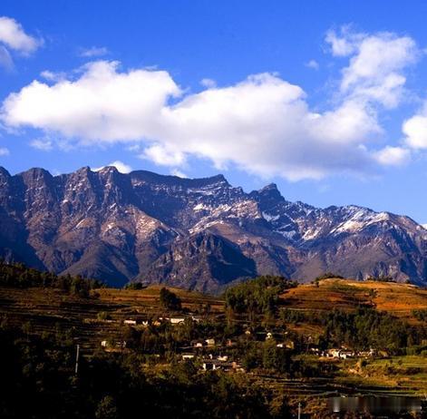 【轿子雪山】轿子雪山位于云南省昆明市禄劝县境东北角乌蒙乡，属于乌蒙山系拱王山脉余