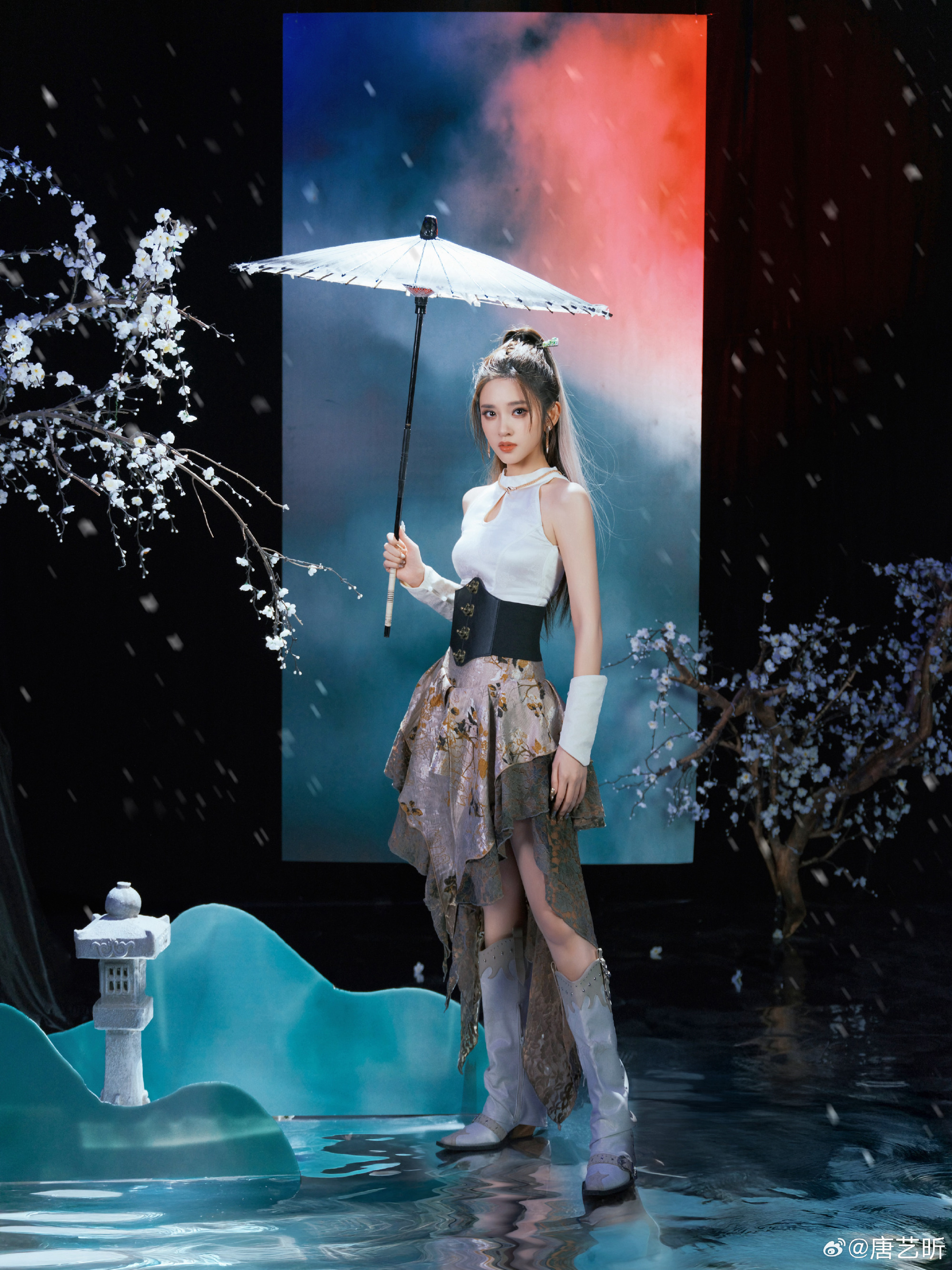 唐艺昕半扎高马尾造型唐艺昕完全女侠发丝半扎清爽不拖沓，眼神坚定有力量，谁能拒绝唐