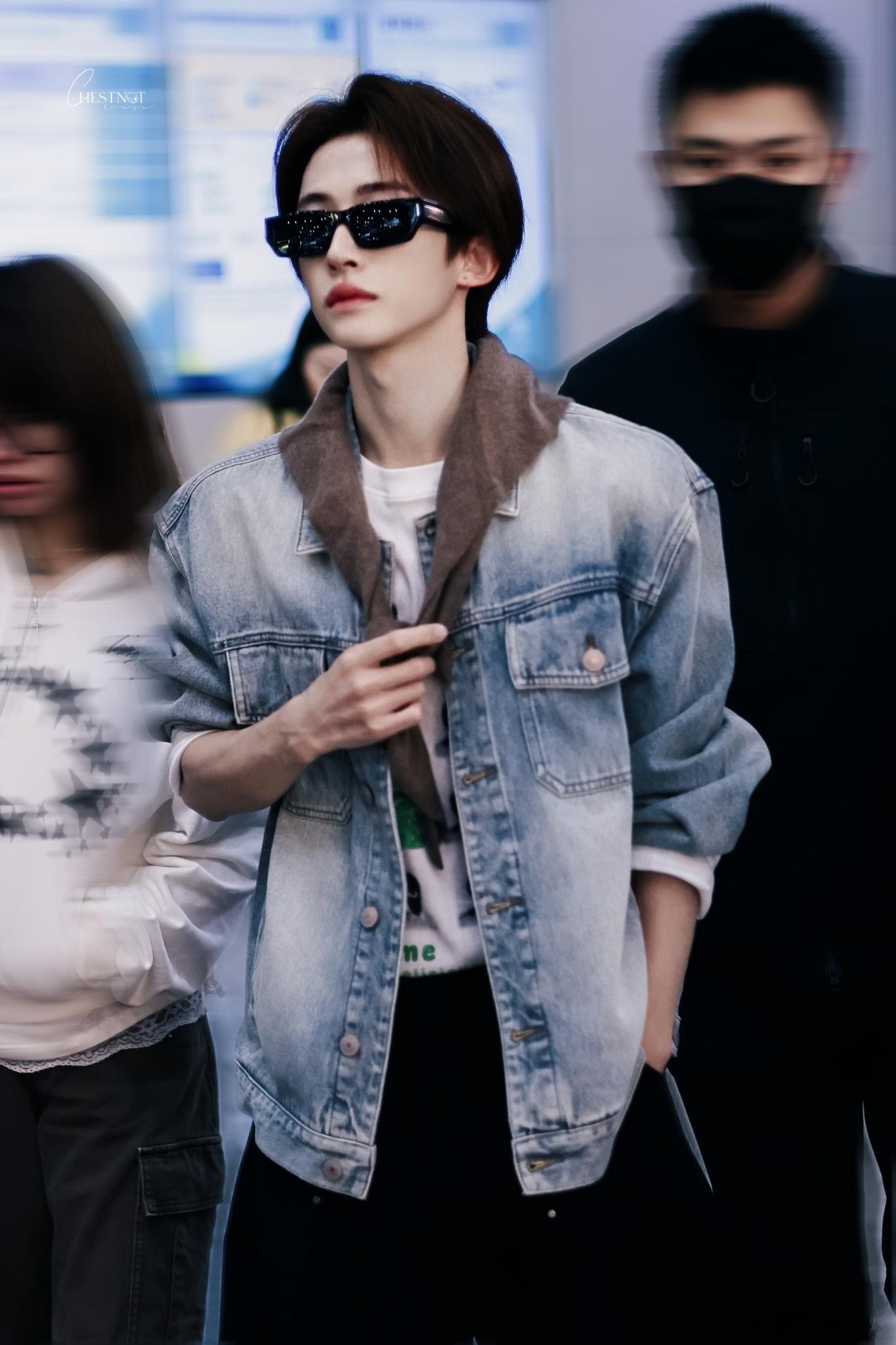 刘宇浅色牛仔外套刘宇今日份机场饭拍来啦！浅色牛仔外套＋墨镜，是一键入秋的呀！ ​