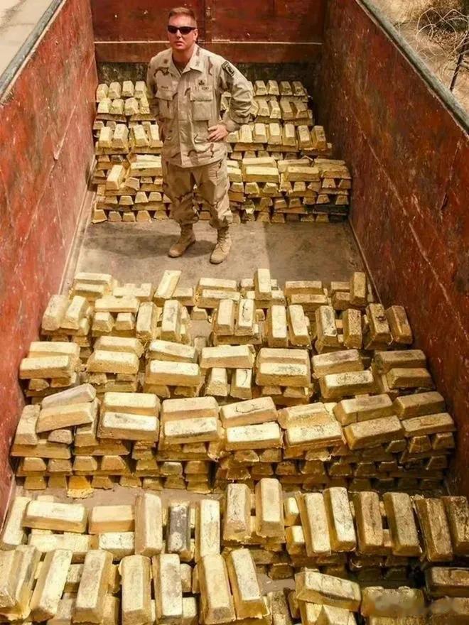 这张照片是2003年，一名美国士兵正站在装满黄金的车厢中，他们刚从萨达姆府邸搜出
