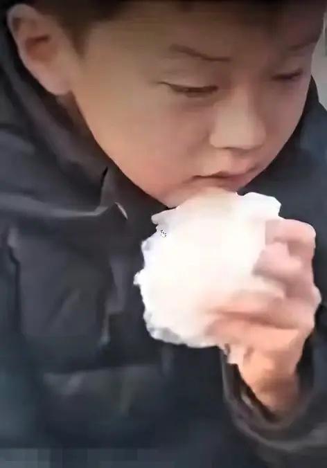 刷到江苏这个视频真的破防了，六七岁的孩子看着妈妈的摆摊车被收走，眼泪止不住地掉，