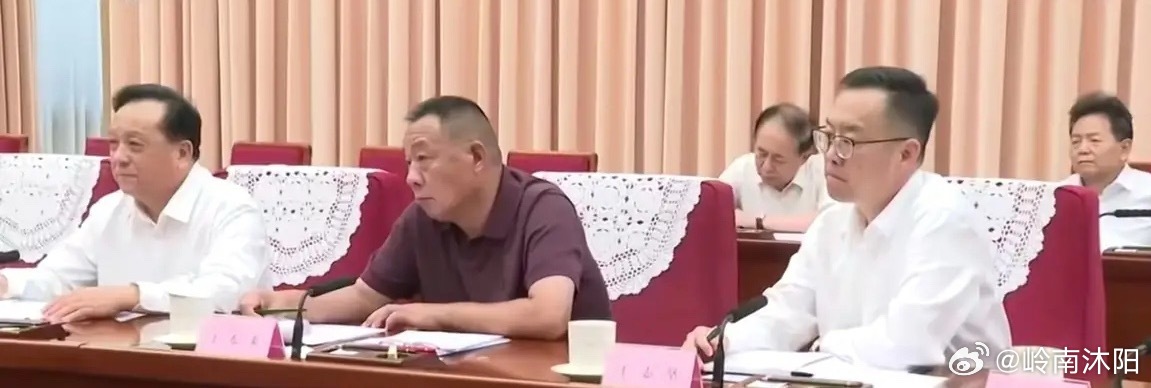 国务院召开经济形势专家和企业家座谈会，到场的企业家着装基本统一，均以白衬衫搭配黑