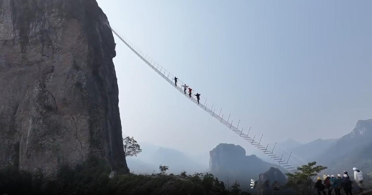 雁荡山飞拉天梯：亚洲第一绝壁，敢走完全程的都是勇士
 
在浙江温州雁荡山沓屏峰，